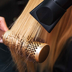 Brushing sur cheveux longs pour un résultat lisse et brillant, réalisé par Maël Coiffure Strasbourg.