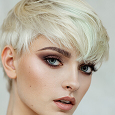 Coupe courte femme blond platine effectuée par les experts du Salon Maël Coiffure Strasbourg.