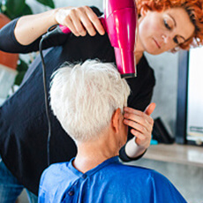 Séchage professionnel sur cheveux blancs dans le salon Maël Coiffure à Strasbourg.