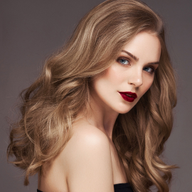 Coiffeuse coupant les cheveux d’une cliente dans le salon Maël à Strasbourg