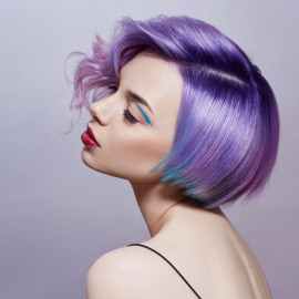 Coloration violette tendance réalisée sur cheveux courts par Coiffure Maël à Strasbourg