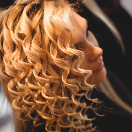 Coiffure bouclée lumineuse réalisée dans le salon Coiffure Maël à Strasbourg