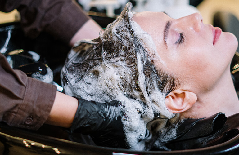 Application de mèches et balayage chez un coiffeur à Strasbourg – coloration sur mesure